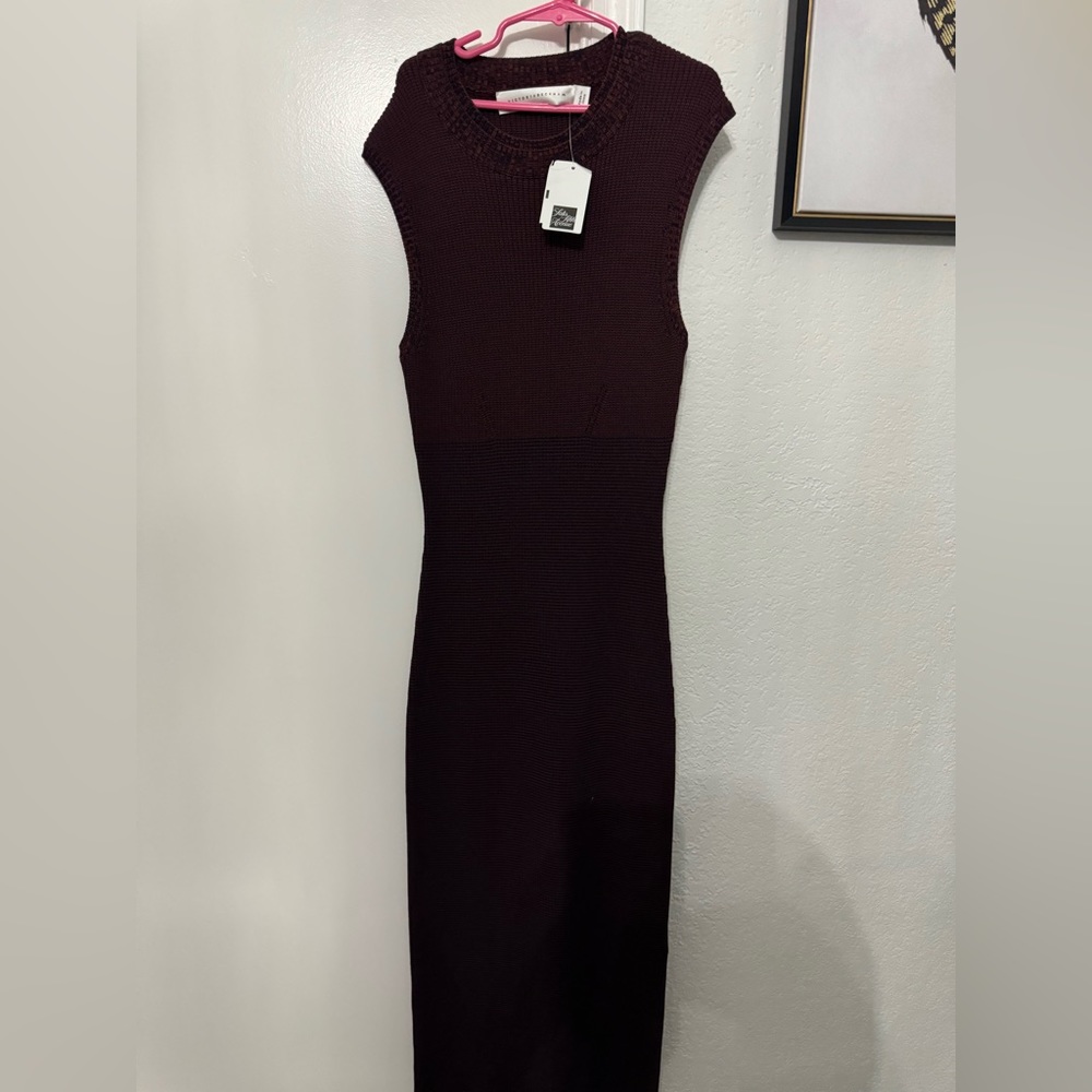 Victoria Beckham
Mid-length dress
MInternational
Burgundy, Cotton